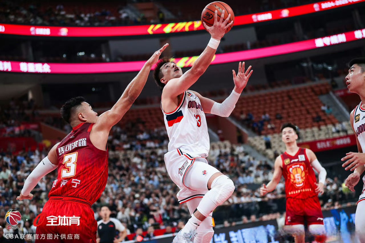 鹈鹕鏖战天津队，郭艾伦状态火热