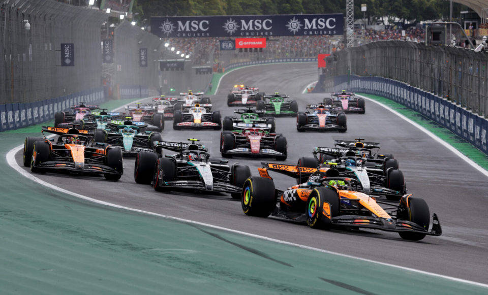 红牛车队完胜阿斯顿马丁，诺里斯带队取胜