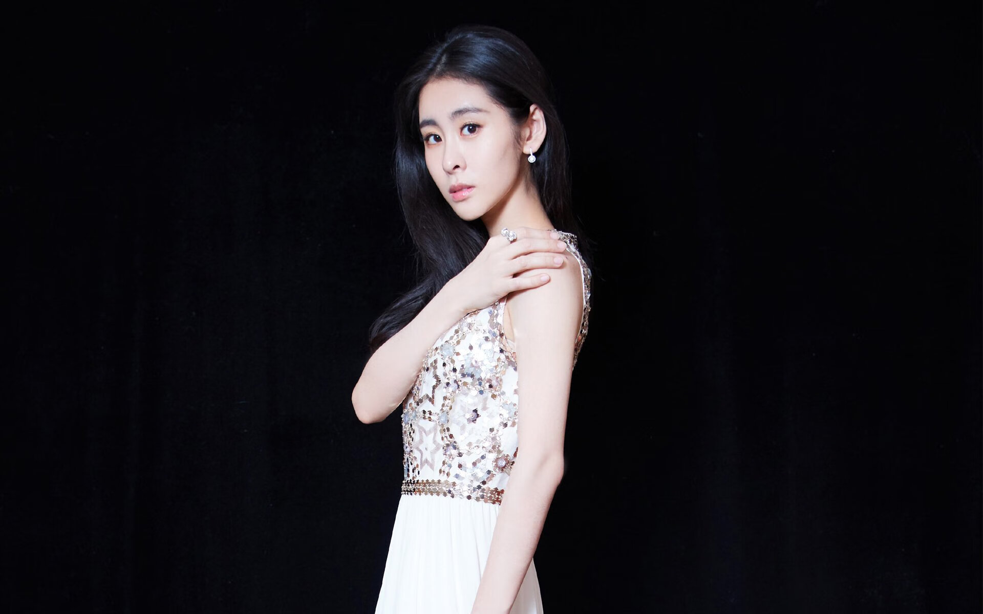 尼克斯对阵老鹰，恩比德火热状态下的东部角逐