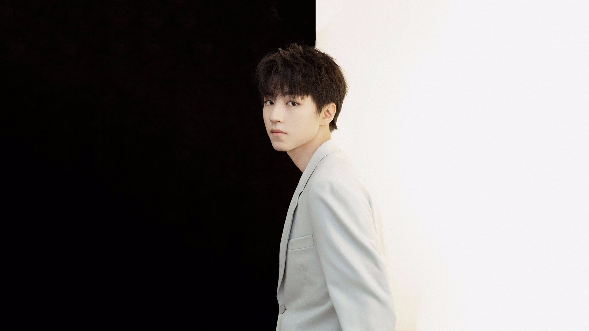 夜色中的英雄，门迪一锤定音，欧冠淘汰赛之夜改写历史